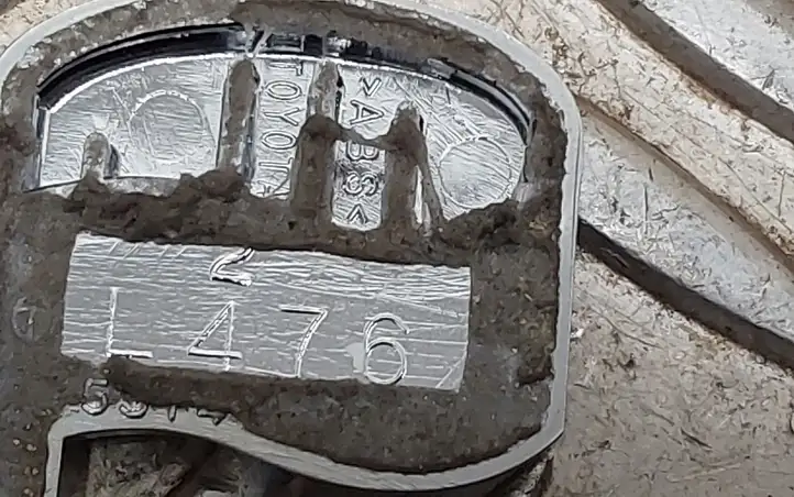 Toyota Yaris (2014 - 2019) L476 Эмблема модели — фото 3