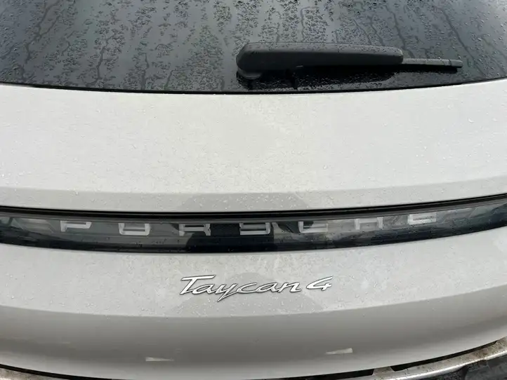Porsche Taycan 9J1 (2019 - ) 7VC0V1 Эмблема производителя — фото 2