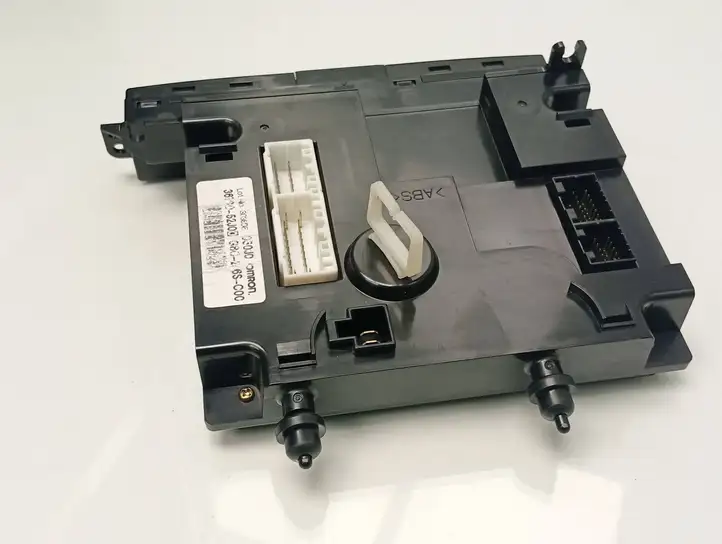 Suzuki Grand Vitara II (2005 - 2008) 3678052J00 Включатель аварийных фонарей — фото 2