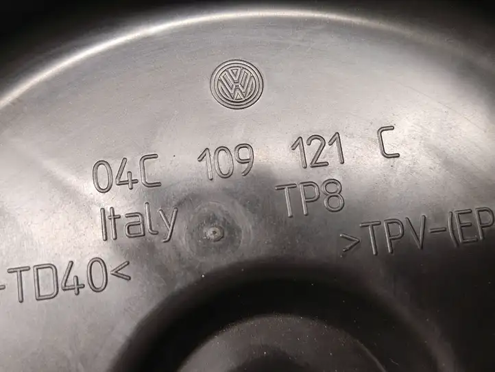 Volkswagen Jetta VI (2011 - 2018) 04C109121C Защита ремня ГРМ — фото 2