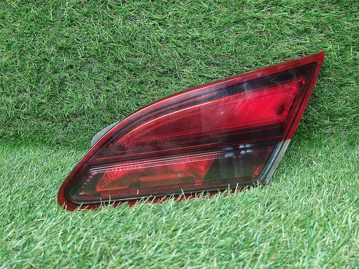 Opel Astra J (2009 - 2012) 13281269 Задний фонарь в крышке багажника — фото 1