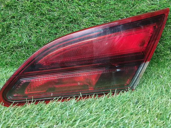 Opel Astra J (2009 - 2012) 13281269 Задний фонарь в крышке багажника — фото 2