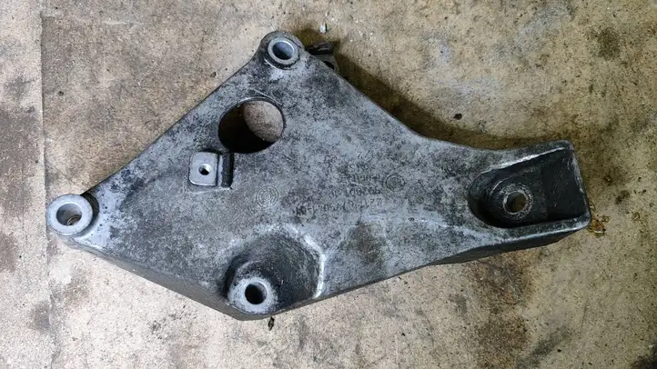 BMW 3 E90 E91 (2005 - 2012) 6775041 Кронштейн двигателя — фото 1