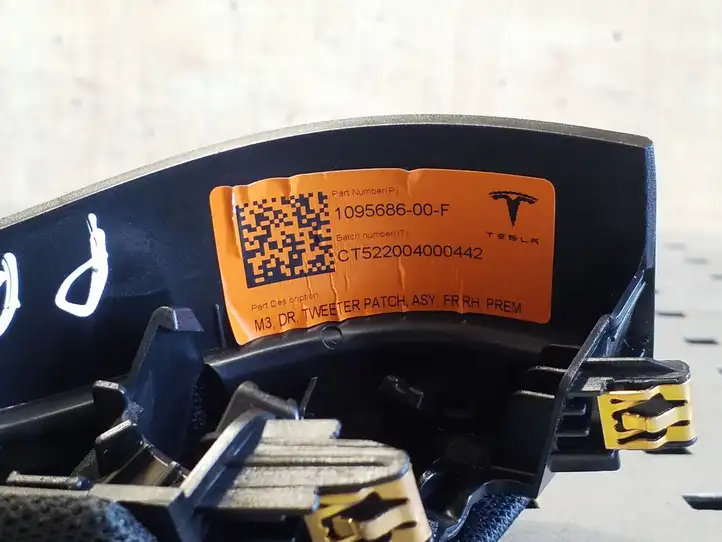 Tesla Model 3 (2017 - 2023) 109568600F Накладка динамика передней двери — фото 2