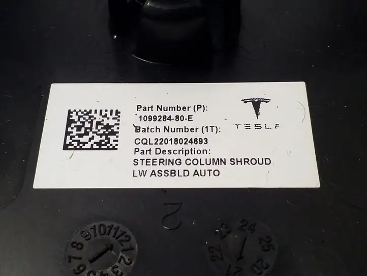 Tesla Model 3 (2017 - 2023) 109928480E Обшивка рулевой колонки — фото 2