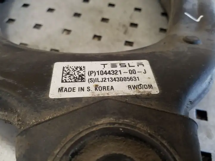 Tesla Model 3 (2017 - 2023) 104432100J U-образный рычаг подвески — фото 5