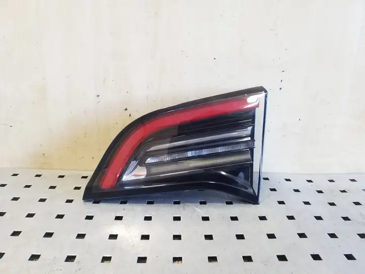 Tesla Model 3 (2017 - 2023) 150208800B Задний фонарь в крышке багажника — фото 1