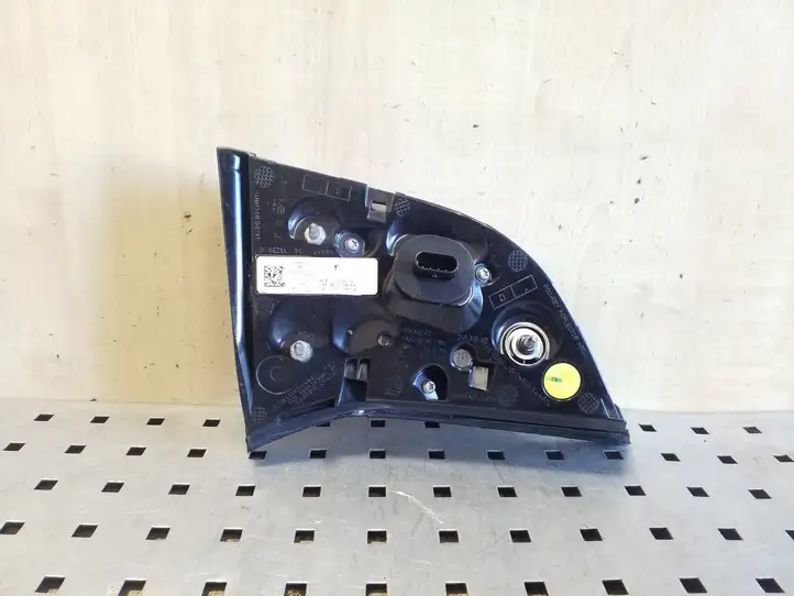 Tesla Model 3 (2017 - 2023) 150208800B Задний фонарь в крышке багажника — фото 3