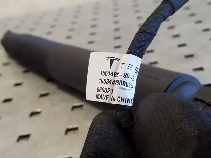 Tesla Model 3 (2017 - 2023) 155148898B Амортизатор крышки багажника — фото 2