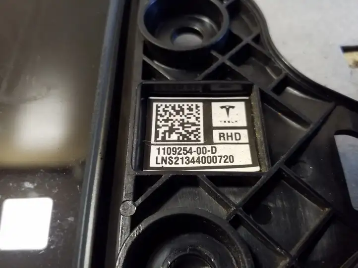 Tesla Model 3 (2017 - 2023) 110925400D Наружная накладка стойки B — фото 6