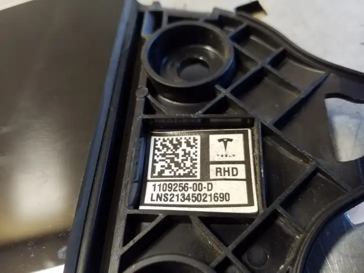 Tesla Model 3 (2017 - 2023) 110925600D Наружная накладка стойки B — фото 6