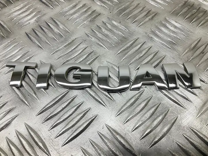 Volkswagen Tiguan (2007 - 2011) Эмблема модели — фото 3