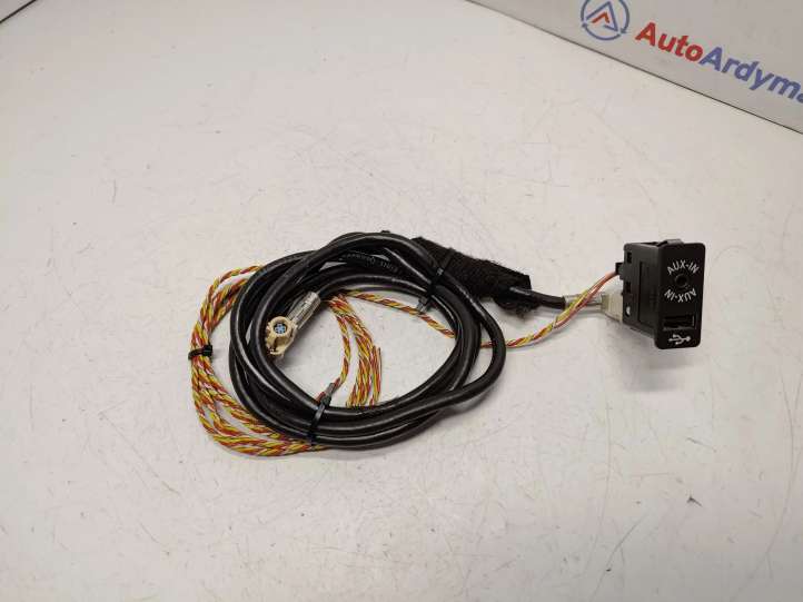 84109266607 BMW X3 F25 USB jungtis