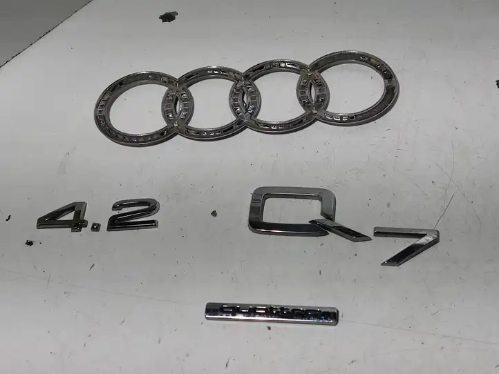 Audi Q7 4L (2005 - 2009) 4E0853742 Эмблема производителя — фото 2