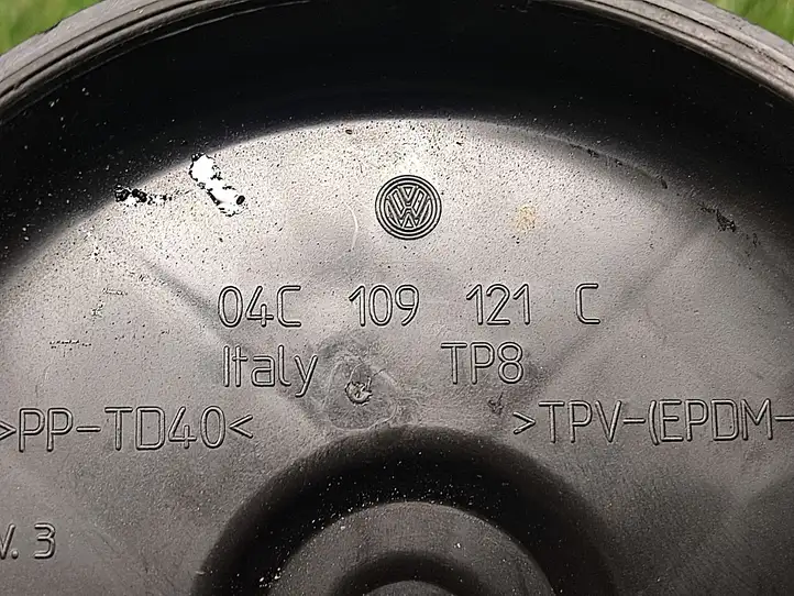 Volkswagen Jetta VI (2011 - 2018) 04C109121C Защита ремня ГРМ — фото 2
