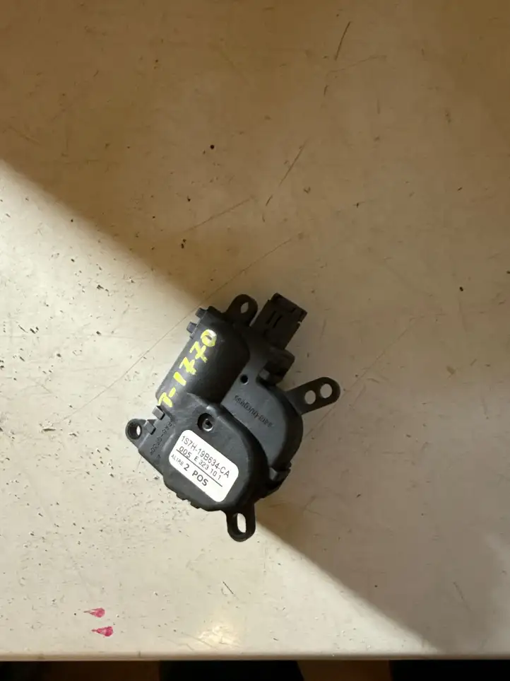 Ford Fiesta (2006 - 2008) 1S7H19B634CA Двигатель задвижки потока воздуха — фото 2