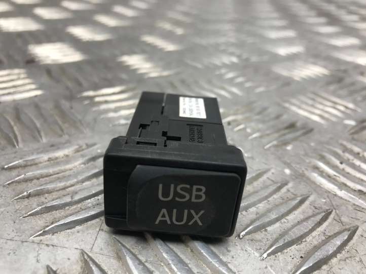 8619076010 Lexus CT 200H USB jungtis