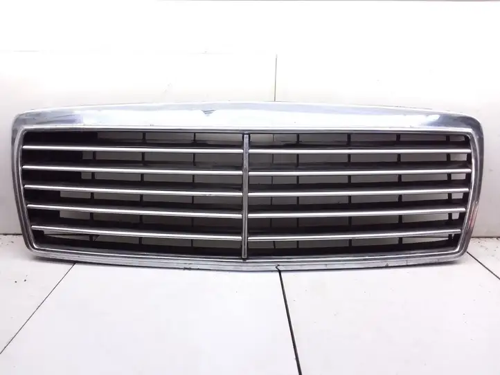 Mercedes-Benz C W203 (2000 - 2007) Передняя решетка — фото 1