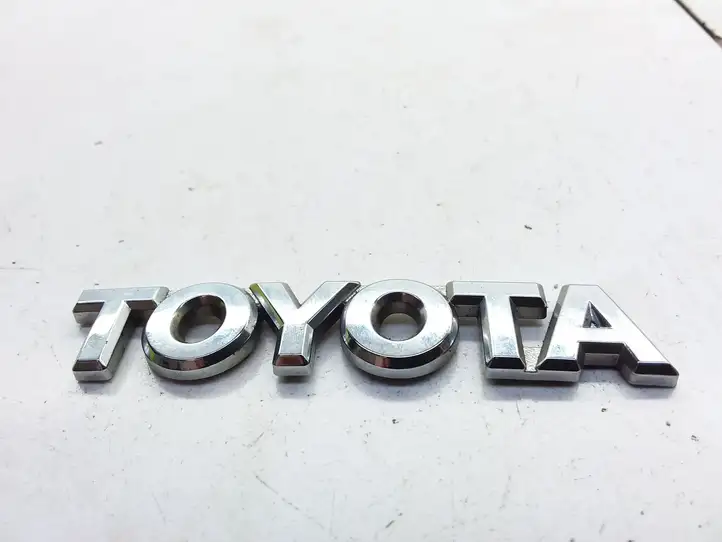 Toyota Yaris (2003 - 2005) Эмблема производителя — фото 1