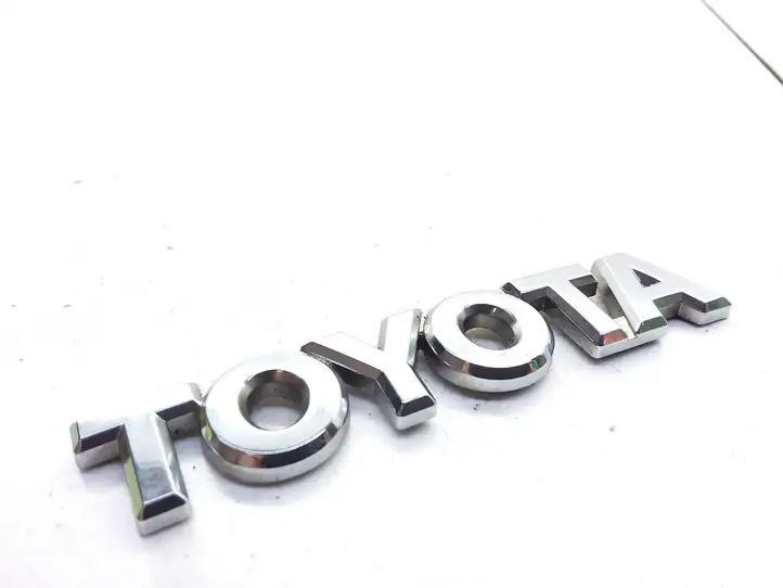 Toyota Yaris (2003 - 2005) Эмблема производителя — фото 3