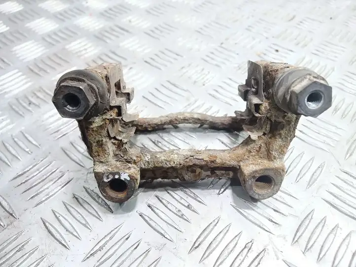 Opel Astra G (1998 - 2004) Скоба заднего тормозного суппорта — фото 2