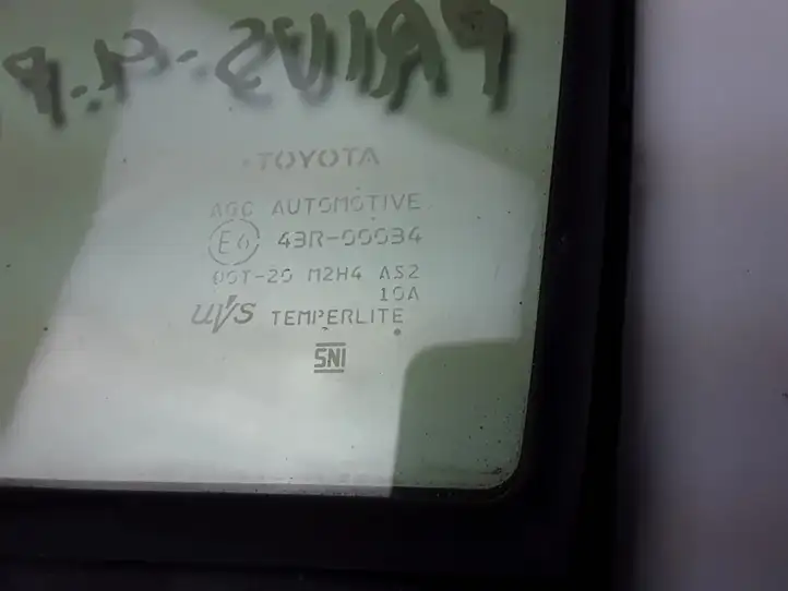 Toyota Prius (XW50) (2015 - ) E643R00034 Треугольное стекло кузова — фото 2