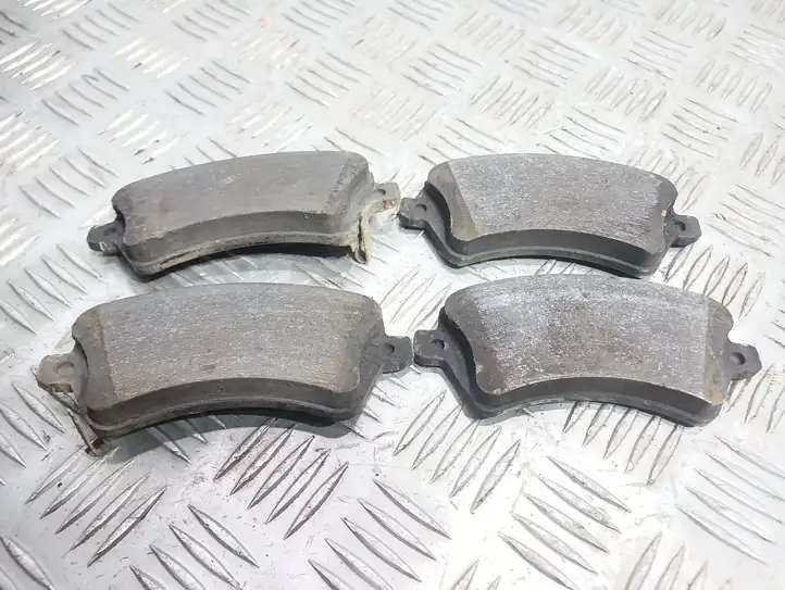 Toyota Corolla E120 E130 (2000 - 2004) Передние тормозные колодки — фото 1