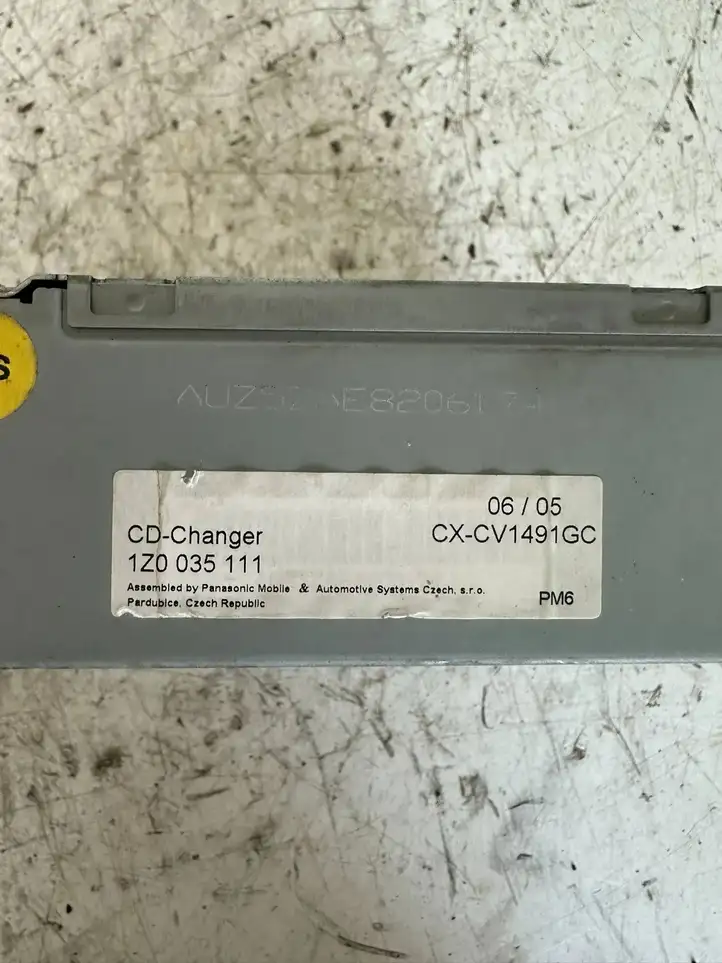 Skoda Octavia Mk2 (1Z) (2004 - 2013) 1Z0035111 CD/DVD чейнджер — фото 2
