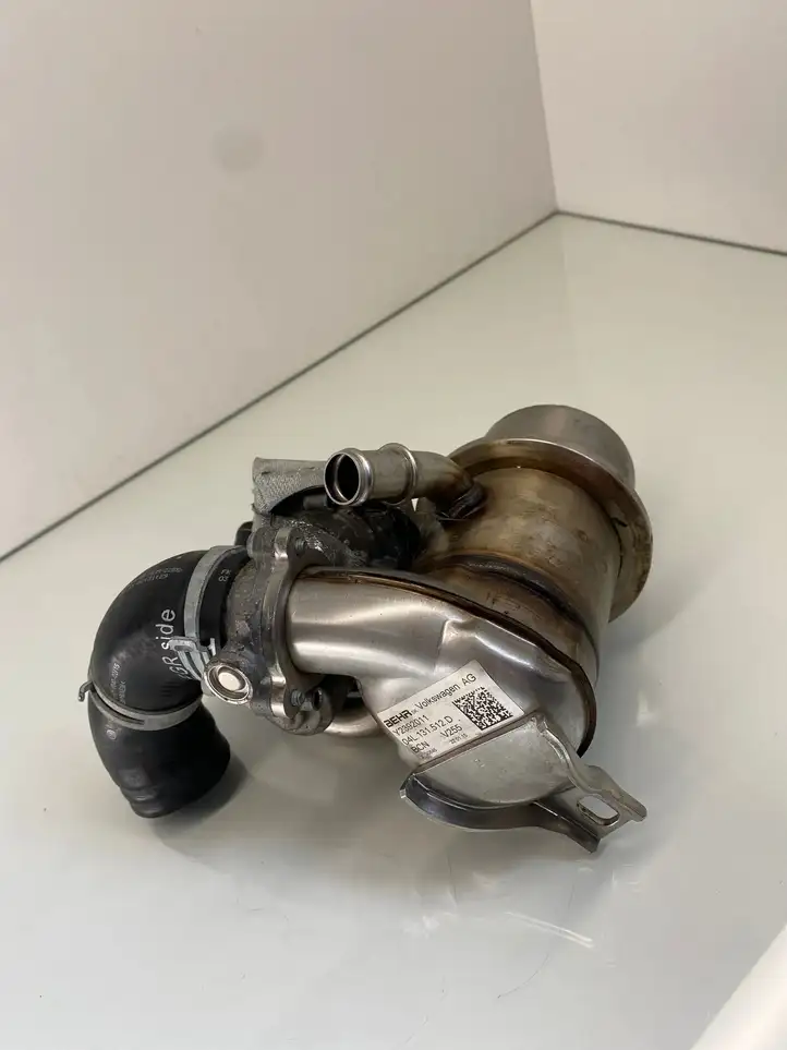 Volkswagen Golf VII (2013 - 2019) 04L131512D Охладитель клапана EGR — фото 3