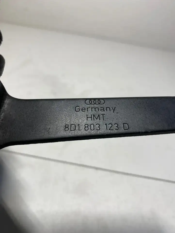 Audi A4 S4 B5 8D (1999 - 2001) 8D1803123D Держатель аккумулятора — фото 3