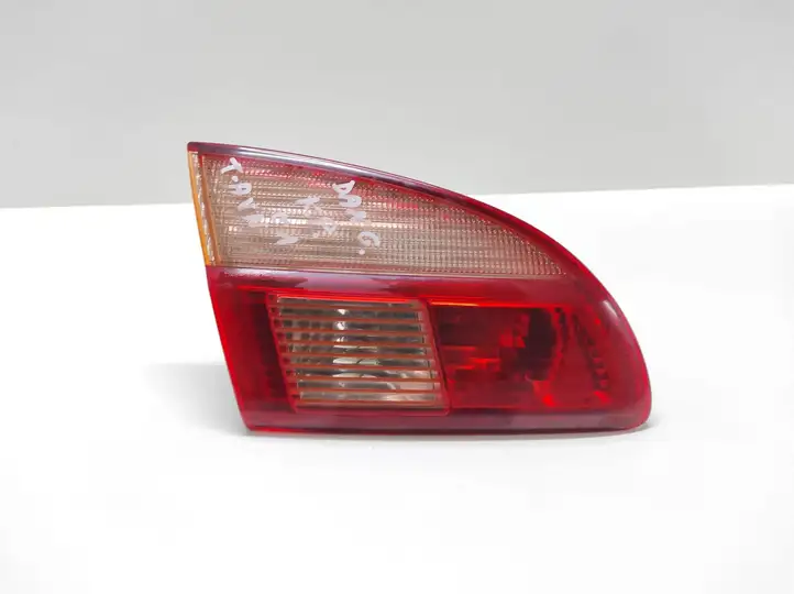 Toyota Avensis T220 (2000 - 2003) 89022026 Задний фонарь в крышке багажника — фото 1