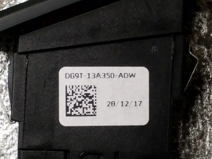 Ford Ecosport (2018 - ) DG9T13A350ADW Включатель аварийных фонарей — фото 2
