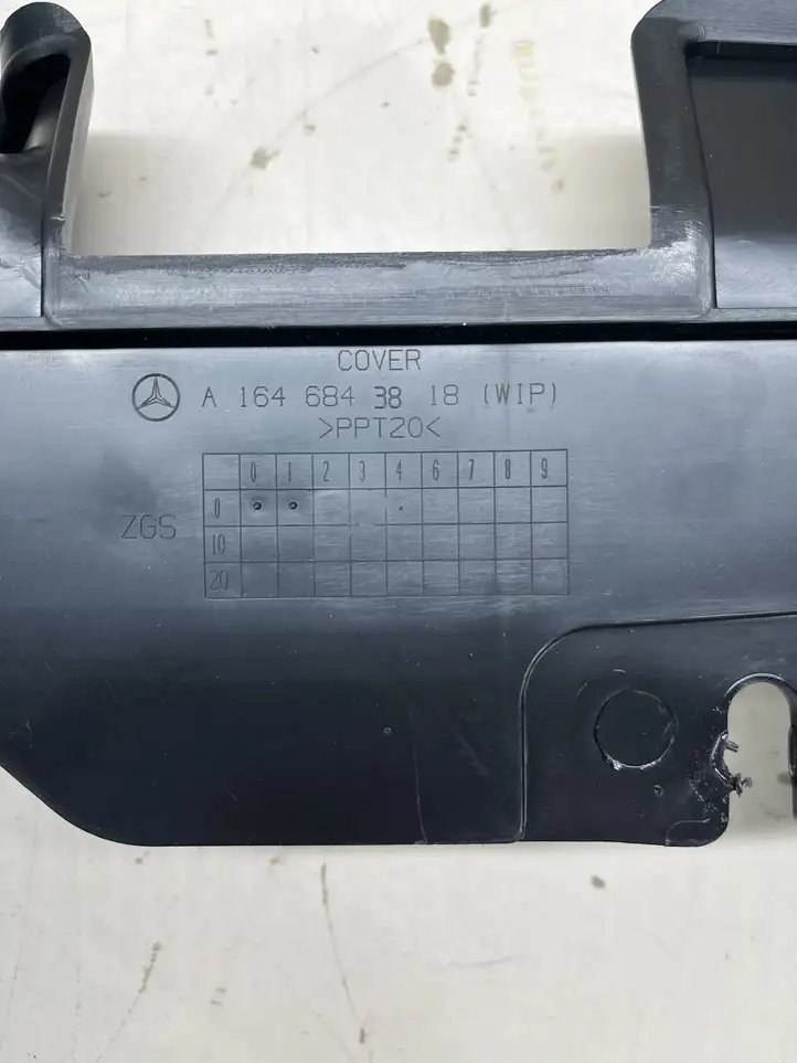 Mercedes-Benz GL X164 (2006 - 2012) A1646843818 Перегородка аккумулятора — фото 1