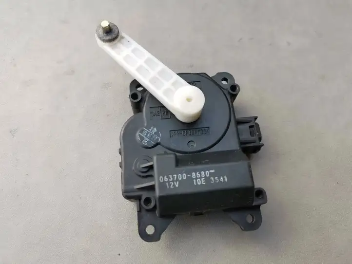 Toyota Avensis T250 (2003 - 2006) 0637008680 Двигатель задвижки потока воздуха — фото 1