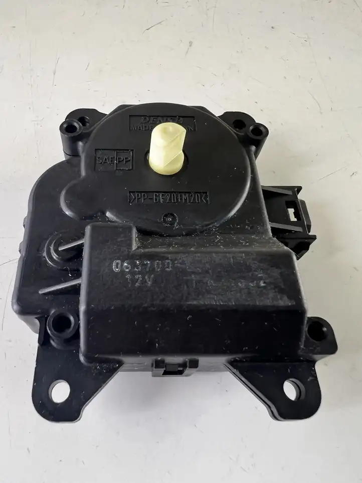 Toyota Corolla Verso AR10 (2004 - 2009) AE0637008930 Двигатель задвижки потока воздуха — фото 4