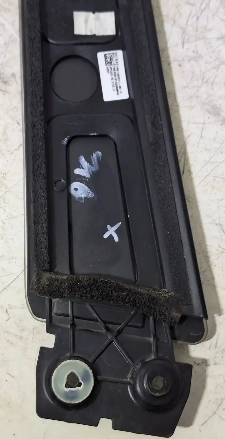 Tesla Model X (2015 - 2021) 109231198E Наружная накладка стойки B — фото 6