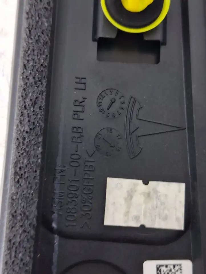 Tesla Model X (2015 - 2021) 109231198E Наружная накладка стойки B — фото 10