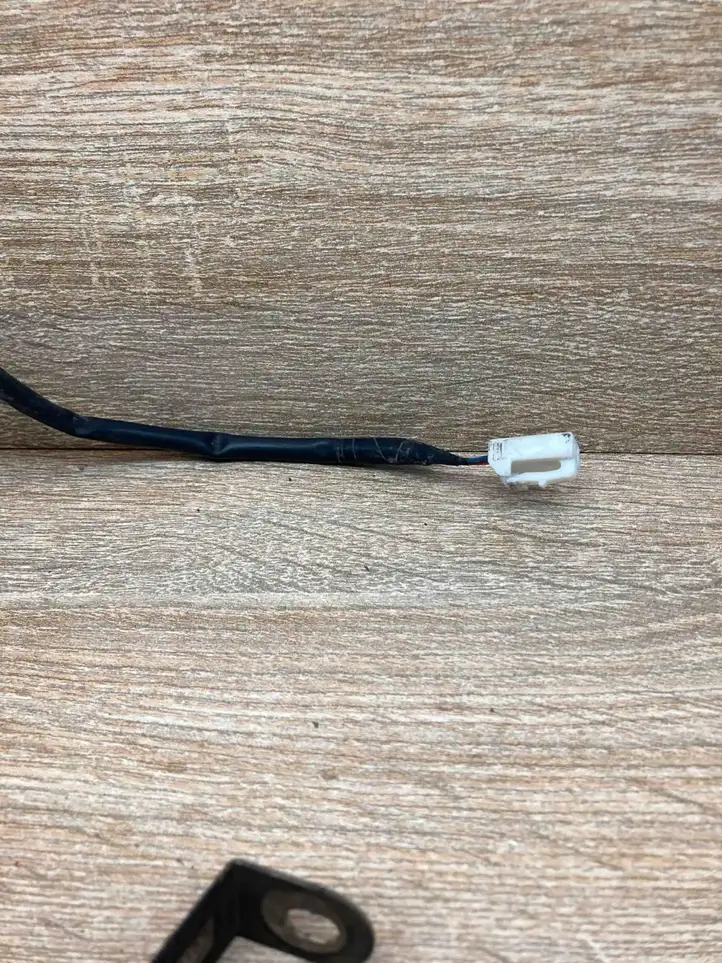 Toyota Prius (NHW20) (2003 - 2009) 8999747010 Антенна системы Keyless — фото 2