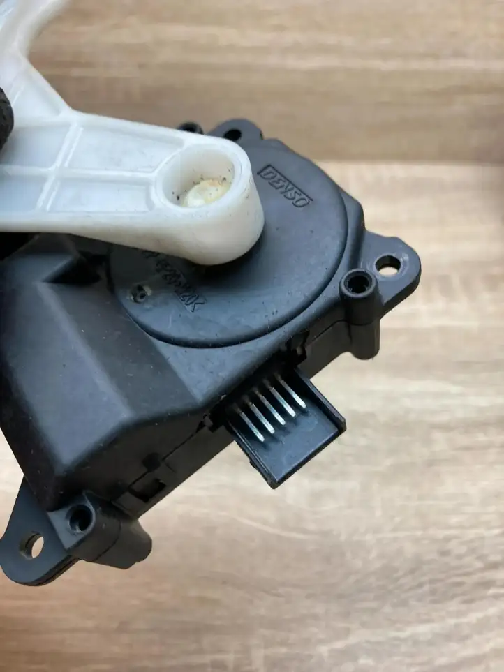 Toyota Corolla Verso AR10 (2004 - 2009) 0637008930 Двигатель задвижки потока воздуха — фото 6