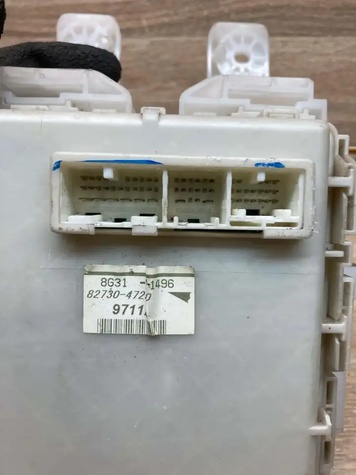 Toyota Prius (NHW20) (2003 - 2009) 804116048 Блок предохранителей — фото 4