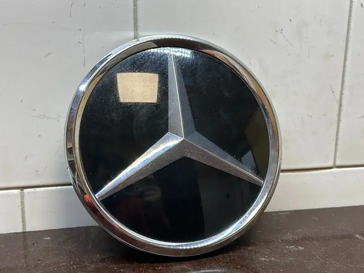 Mercedes-Benz C W205 (2014 - 2021) A0008880011 Эмблема автомобиля — фото 1