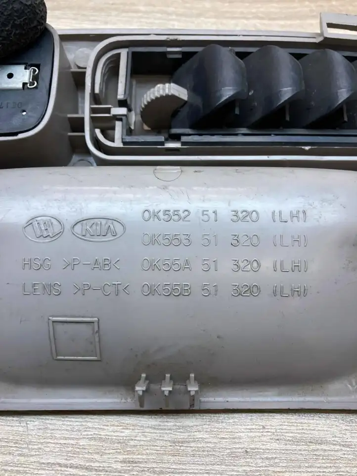 Kia Carnival (1997 - 2002) 0K55251320 Потолочная ручка передняя — фото 5