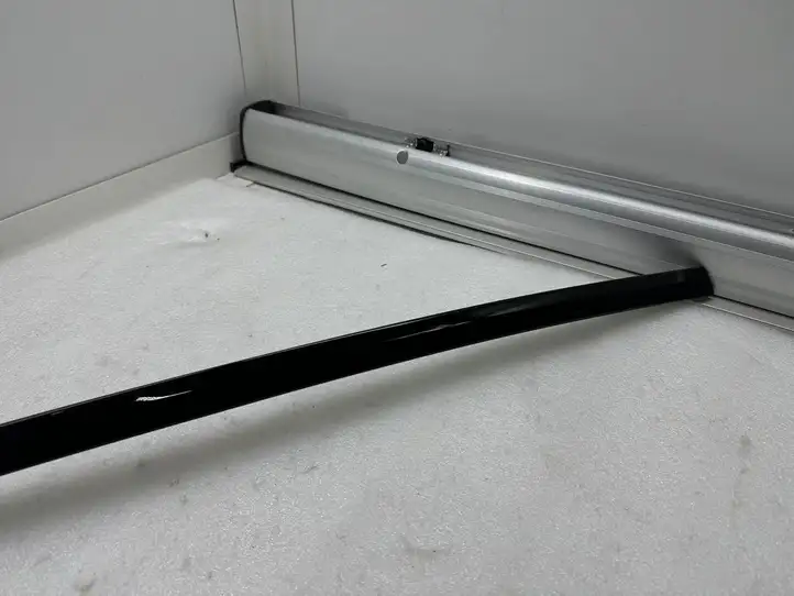 Tesla Model X (2021 - ) 175675701A Накладка стекла задней двери — фото 3