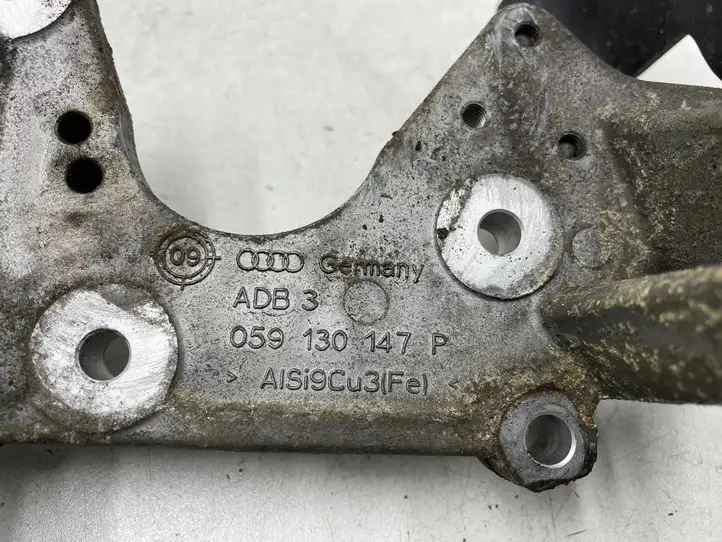 Audi A4 S4 B8 8K (2007 - 2011) 059130147P Кронштейн топливного насоса — фото 3