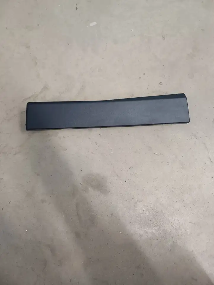 Tesla Model S (2012 - 2016) 100230200A001 Обшивка бардачка — фото 1