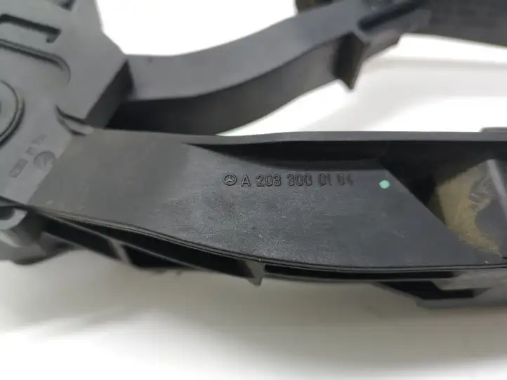 Mercedes-Benz C W203 (2000 - 2007) A2033000104 Педаль акселератора — фото 4