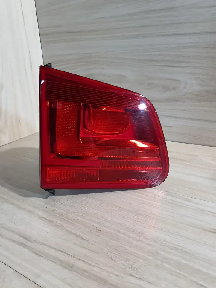 Volkswagen Tiguan (2011 - 2016) 178957 Задний фонарь в крышке багажника — фото 1