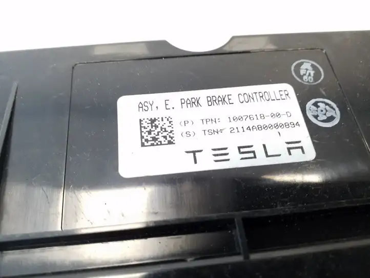 Tesla Model S (2012 - 2016) 100761800D Блок управления стояночным тормозом — фото 3
