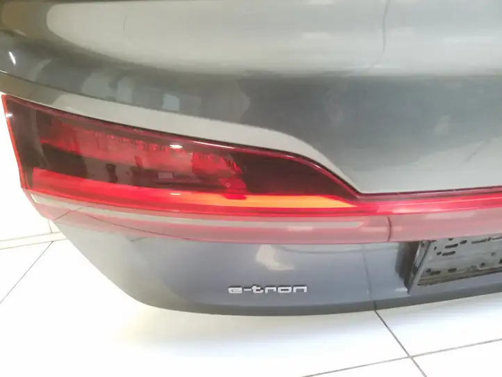 Audi e-tron (2018 - ) Крышка багажника — фото 5