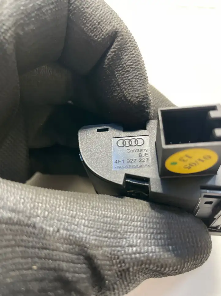 Audi A6 S6 C6 4F (2008 - 2011) 4F1927227 Кнопка бардачка — фото 4